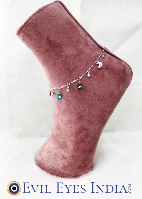 This Evil eye anklet features playful evil eye moon charms in multiple colors, adding a pop of personality to the anti-tarnish chain. Fun yet protective, it’s ideal for everyday wear, staying vibrant and like-new season after season.