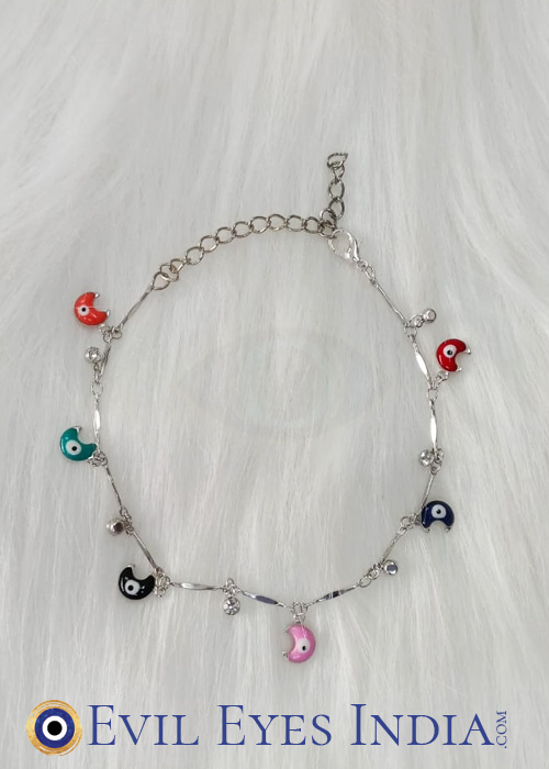 This Evil eye anklet features playful evil eye moon charms in multiple colors, adding a pop of personality to the anti-tarnish chain. Fun yet protective, it’s ideal for everyday wear, staying vibrant and like-new season after season.