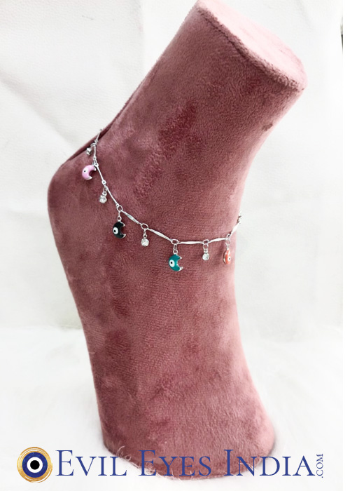 This Evil eye anklet features playful evil eye moon charms in multiple colors, adding a pop of personality to the anti-tarnish chain. Fun yet protective, it’s ideal for everyday wear, staying vibrant and like-new season after season.